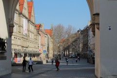 Blick durch das Karlstor in die Fußgängerzone